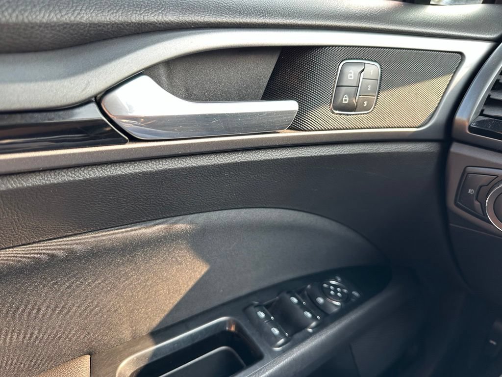 Used 2014 Ford Fusion SE w/ Equipment Group 201A FWD image 12