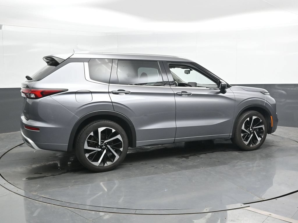 Used 2023 Mitsubishi Outlander SEL AWD/4WD image 2
