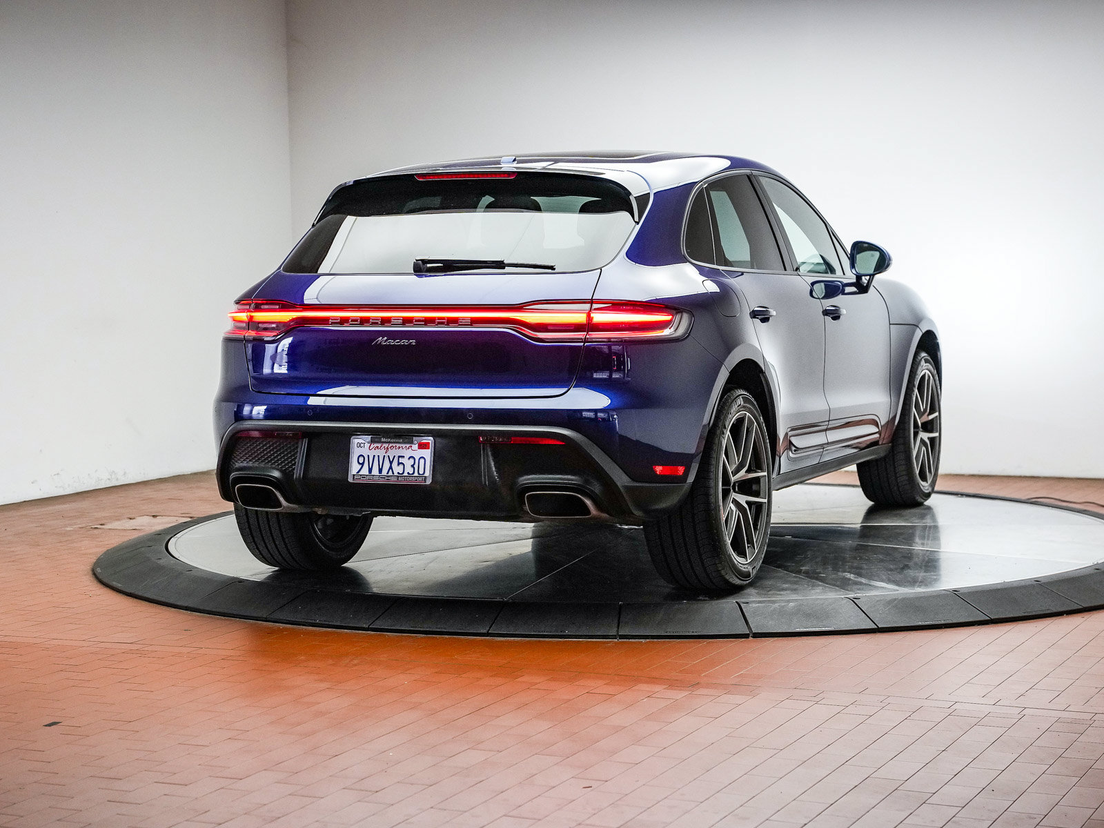 Certified 2026 Porsche Macan AWD/4WD image 4