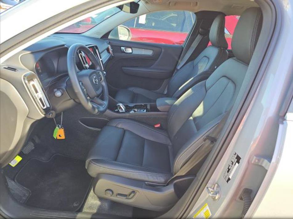 Used 2025 Volvo XC40 B5 Plus image 29