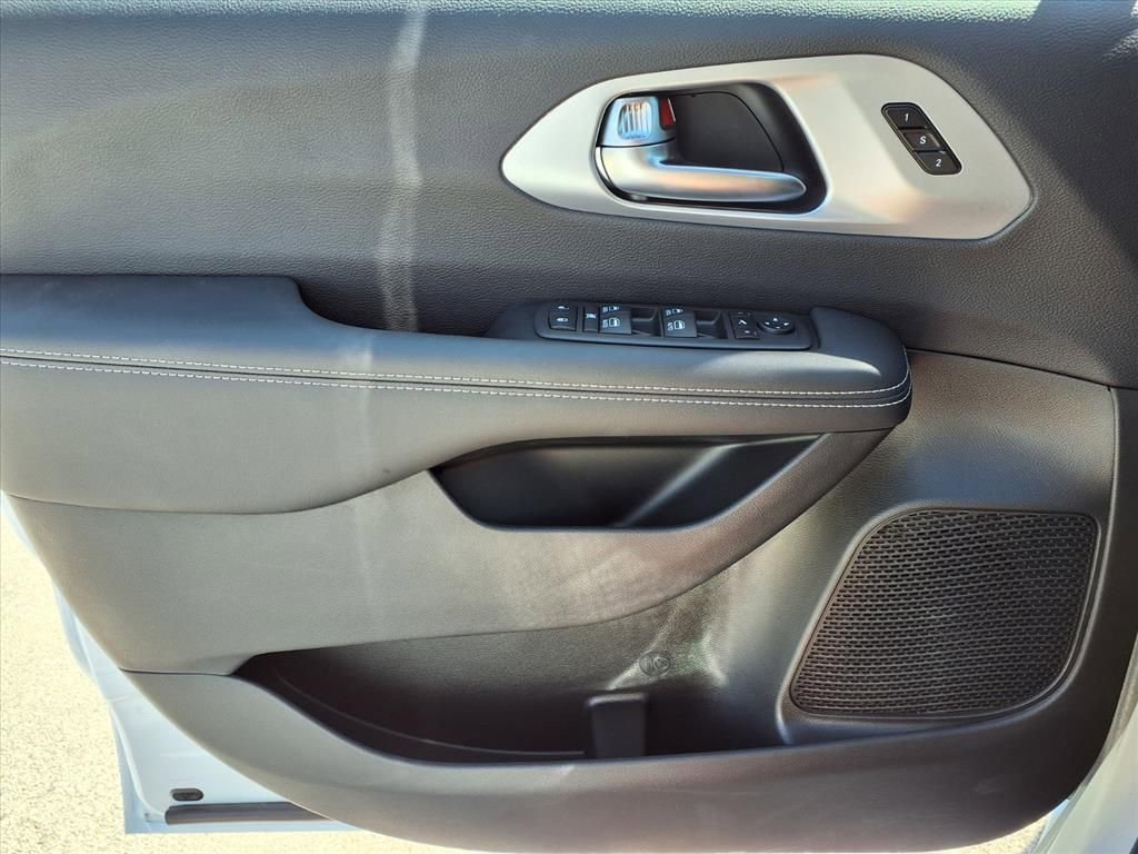 New 2026 Chrysler Pacifica Limited image 24