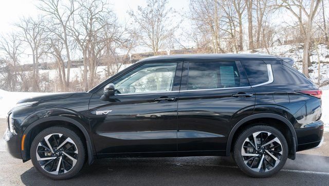Used 2023 Mitsubishi Outlander 4WD Plug-In Hybrid image 9
