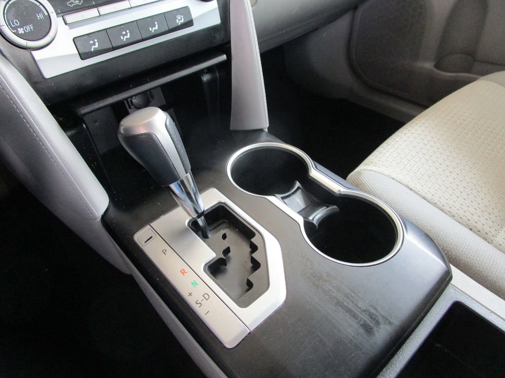 Used 2012 Toyota Camry L image 32