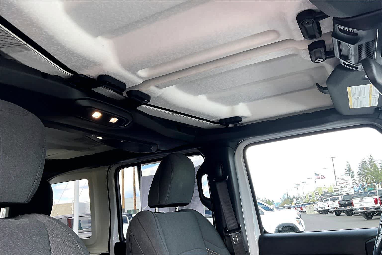 Used 2024 Jeep Wrangler Unlimited AWD/4WD image 30
