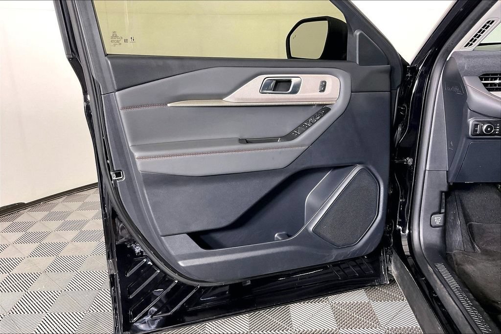 Used 2025 Ford Explorer Active w/ Active Comfort Package RWD image 21