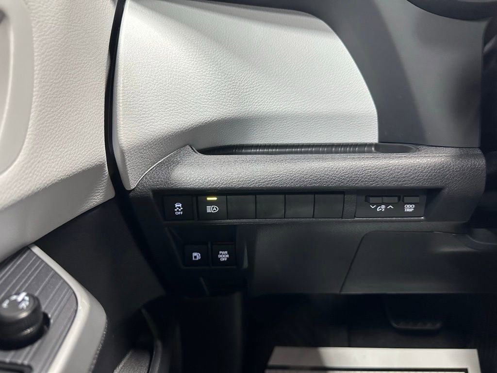 Used 2025 Toyota Sienna LE image 16