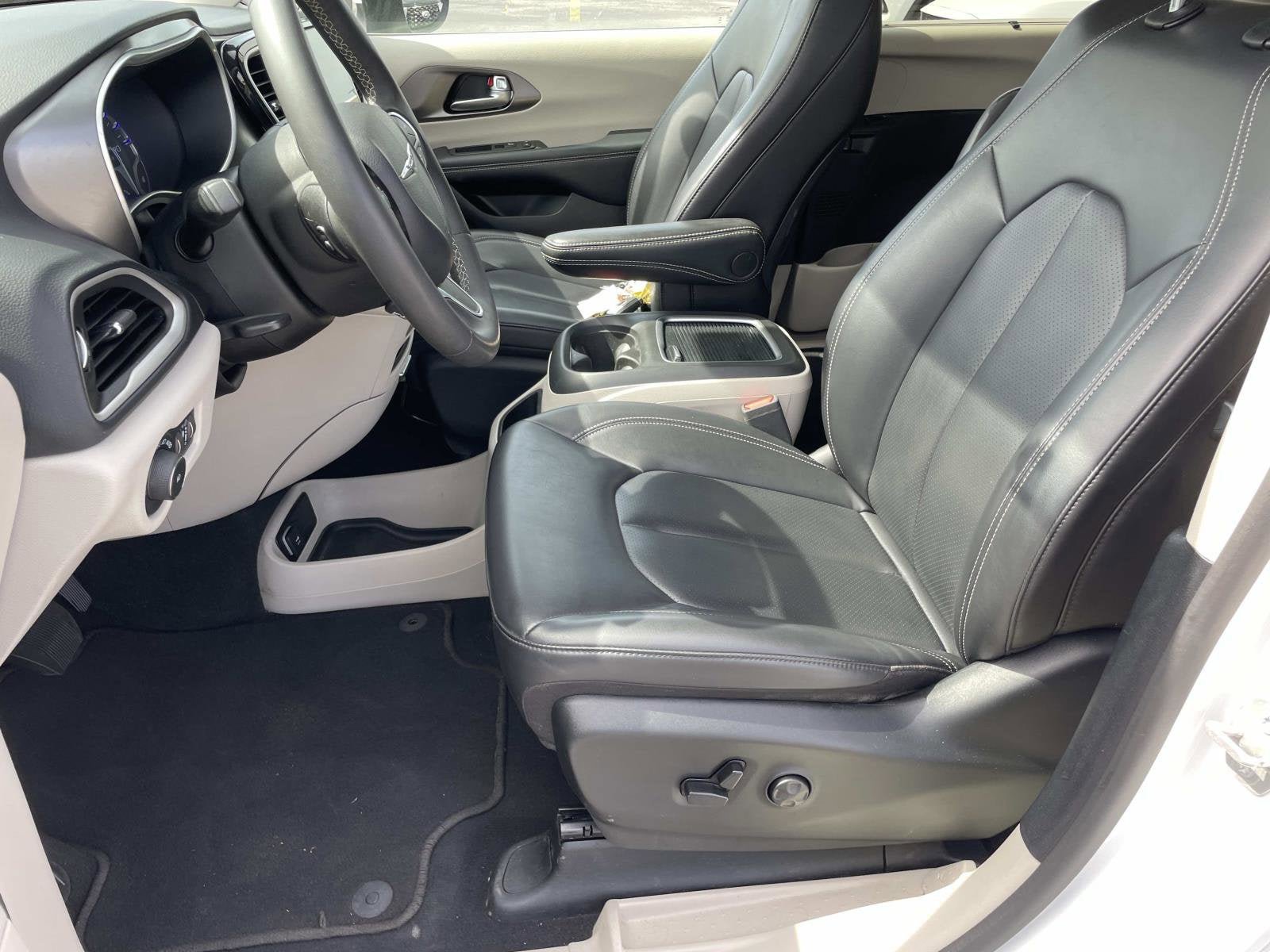 Used 2023 Chrysler Pacifica Touring-L FWD image 15