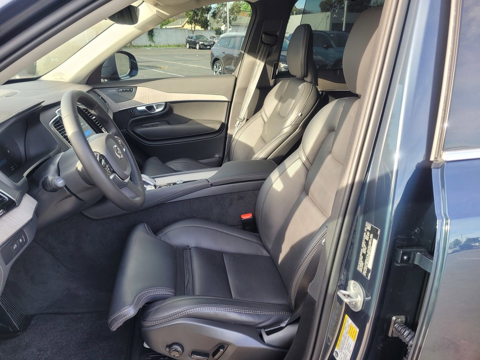 Certified 2024 Volvo XC90 T8 Ultimate w/ Protection Package Premier image 9