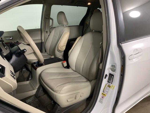 Used 2014 Toyota Sienna XLE image 30