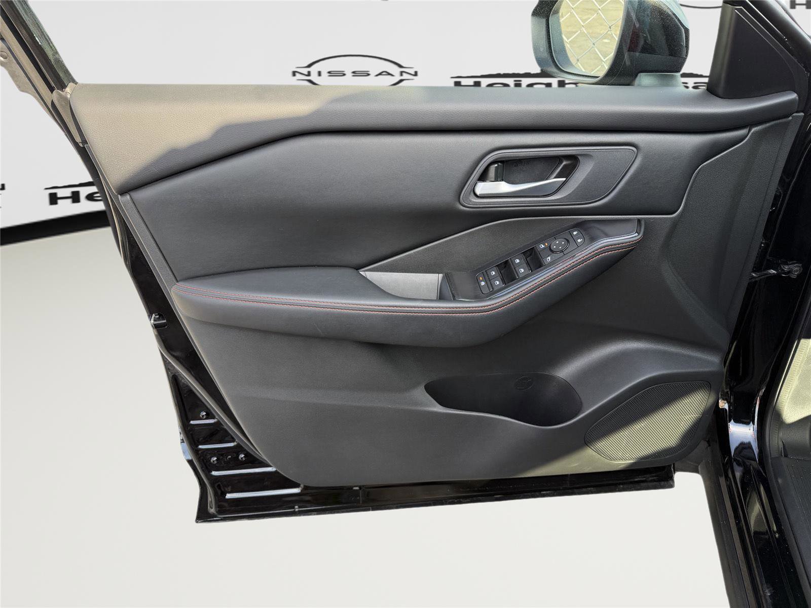 Used 2025 Nissan Rogue SV image 8