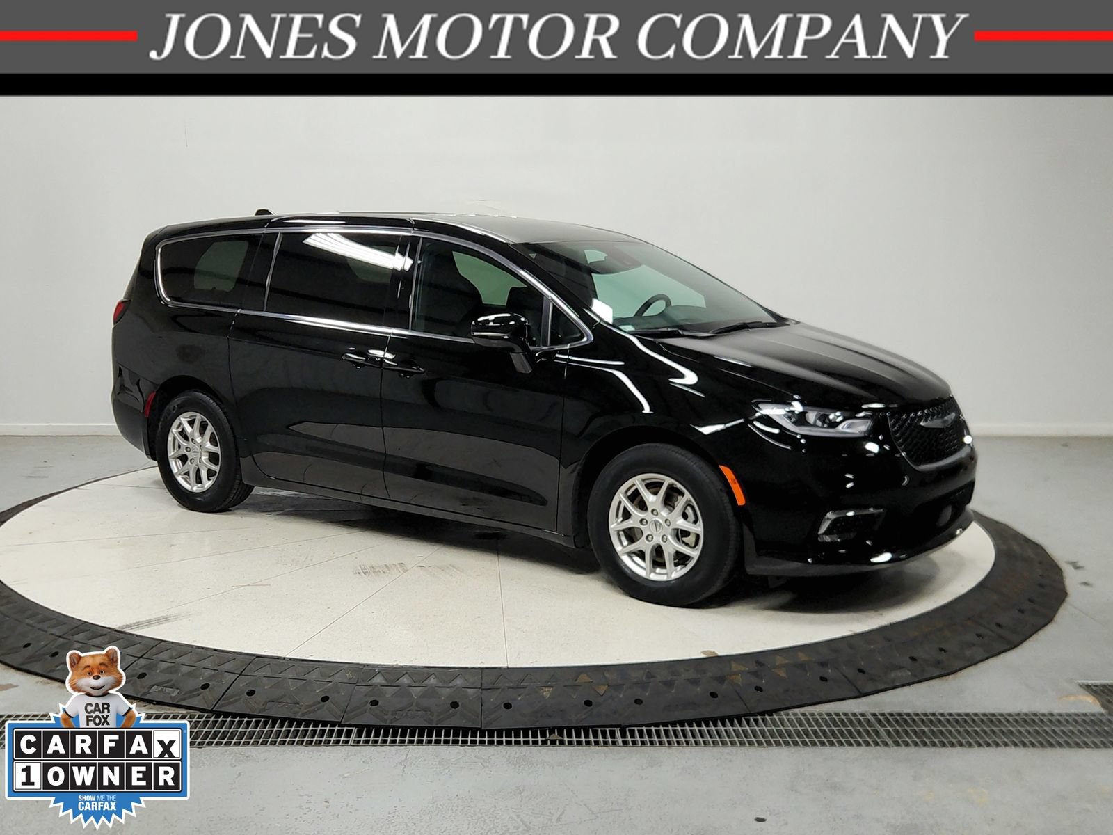 Used 2025 Chrysler Pacifica Select