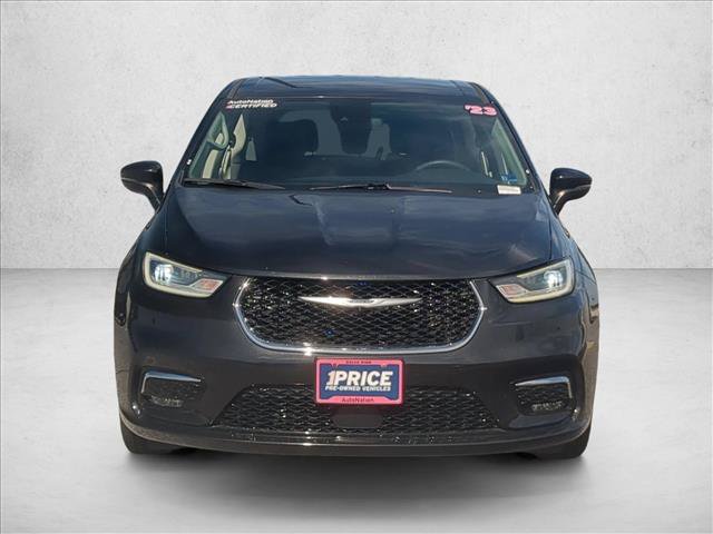 Used 2023 Chrysler Pacifica Touring-L FWD image 2