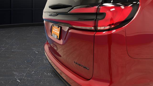 Used 2025 Chrysler Pacifica Limited image 34
