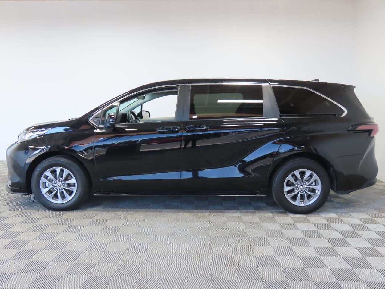 Used 2023 Toyota Sienna LE FWD image 5