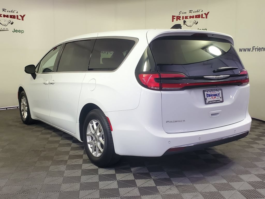 Used 2023 Chrysler Pacifica Touring-L FWD image 4