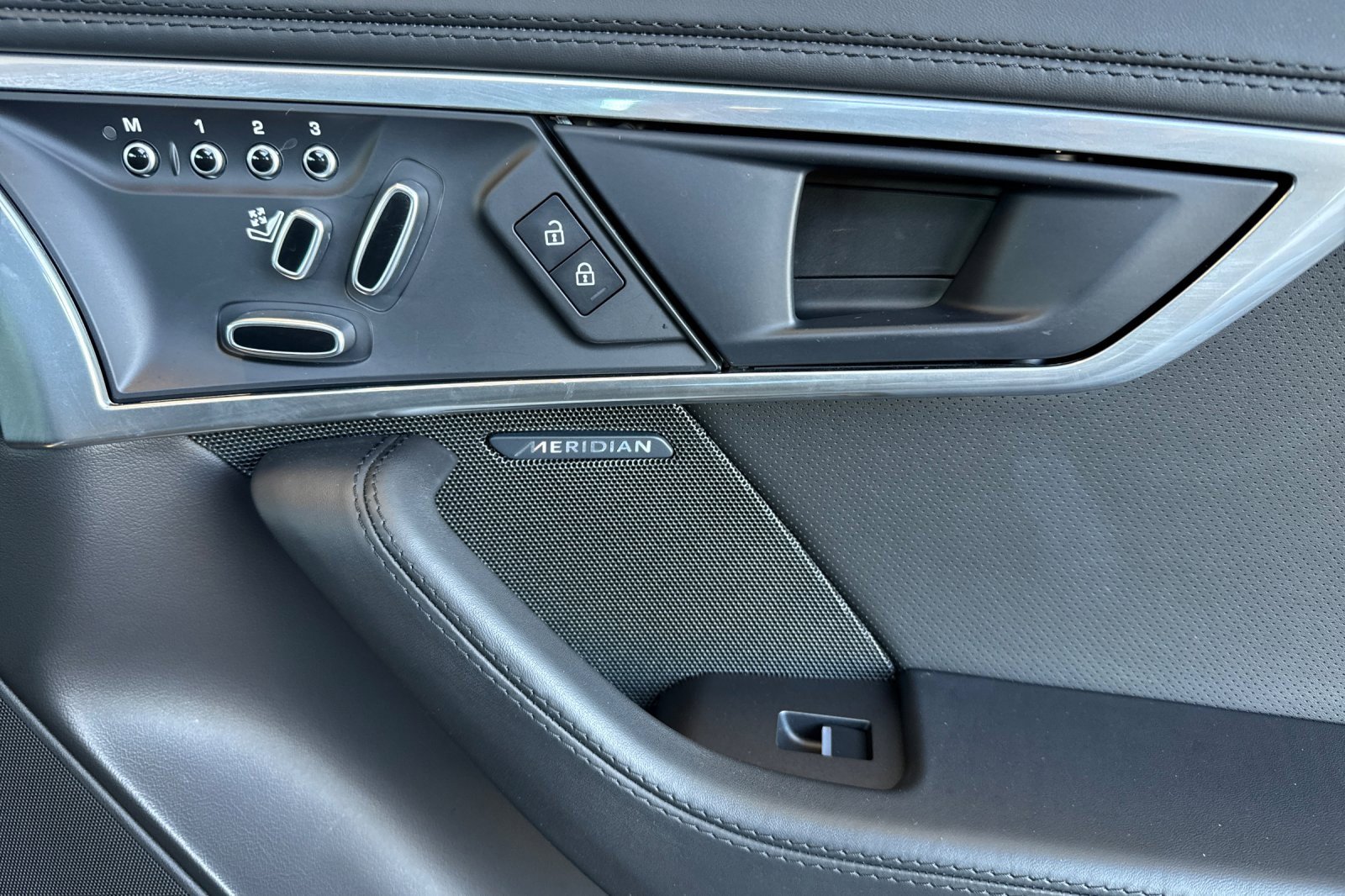 Used 2023 Jaguar F-TYPE R-Dynamic image 16