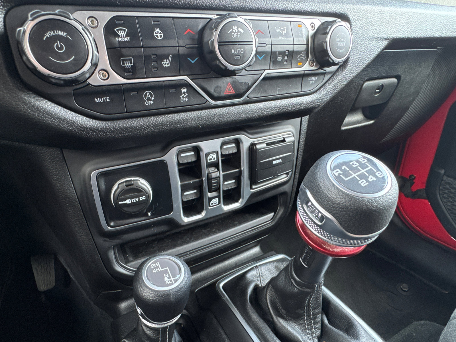 Used 2025 Jeep Wrangler Sport S image 29