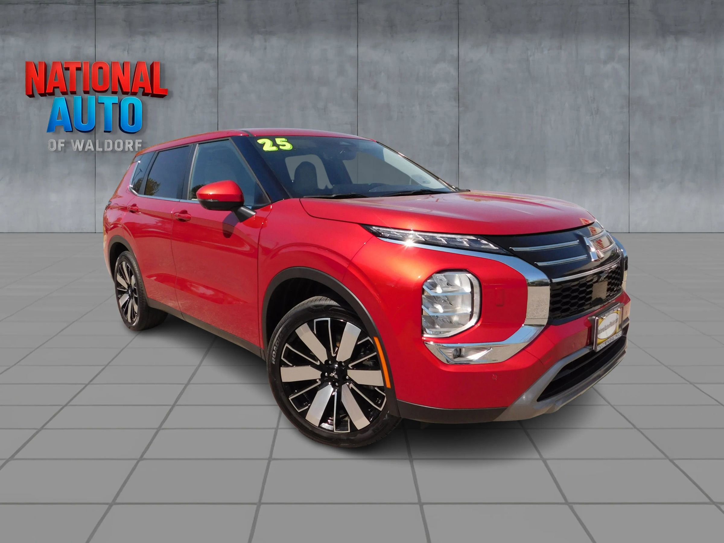 Used 2025 Mitsubishi Outlander SE image 1