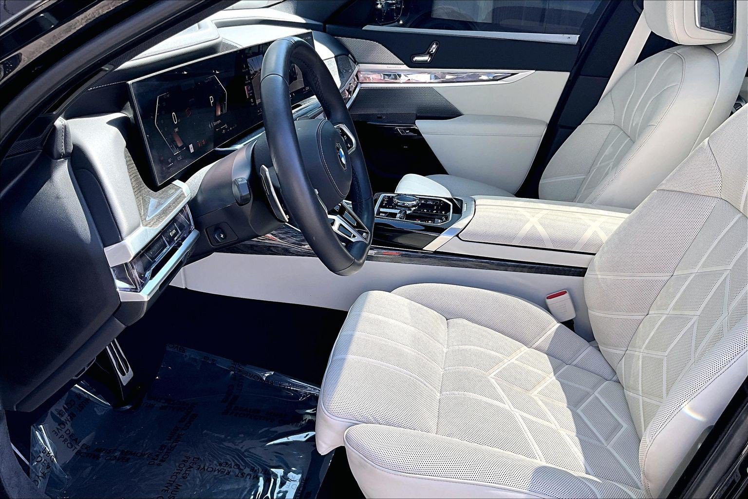 Used 2025 BMW 760i xDrive w/ Luxury Rear Seating Package AWD/4WD image 13