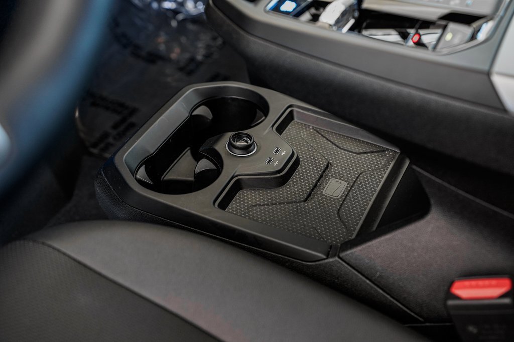 Used 2025 BMW iX xDrive50 w/ Premium Package image 17