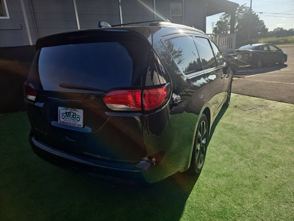 Used 2018 Chrysler Pacifica Touring-L w/ Premium Audio Group FWD image 4