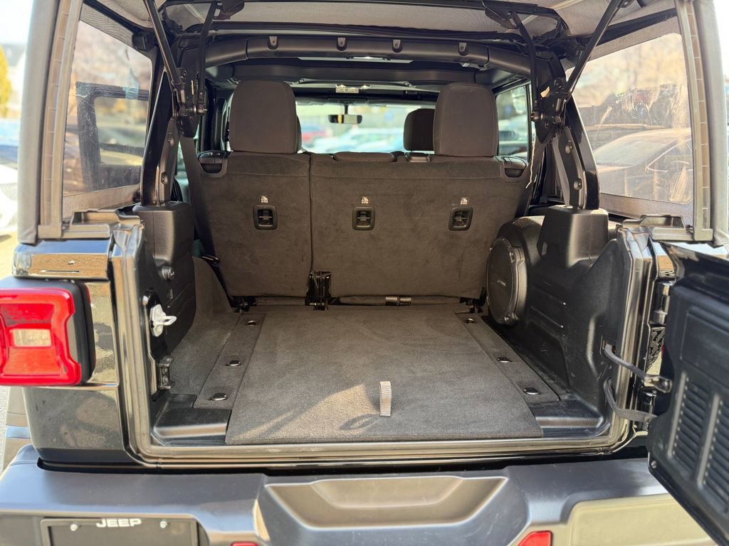 Used 2022 Jeep Wrangler Unlimited Rubicon w/ LED Lighting Group image 30