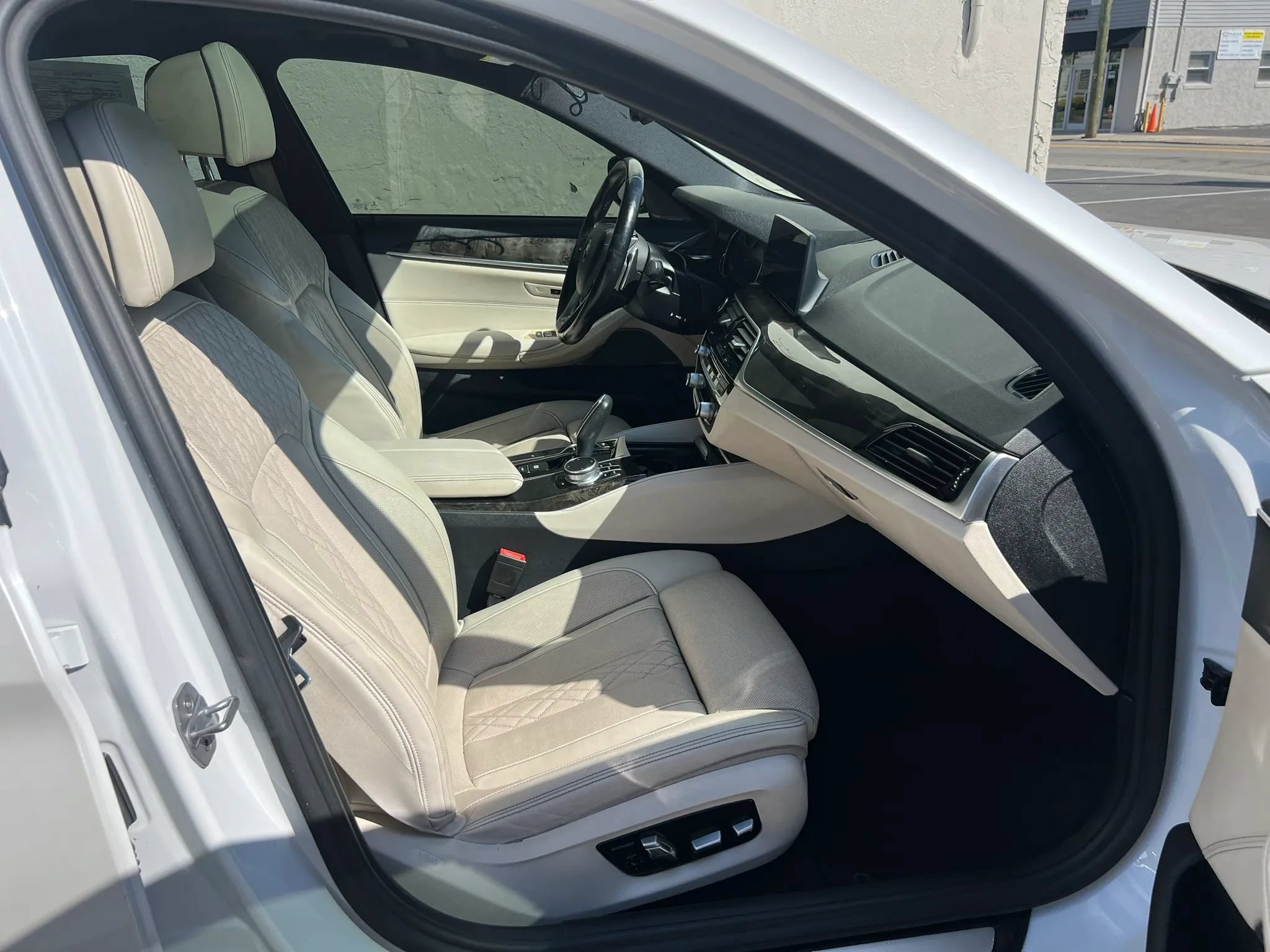 Used 2018 BMW 530e xDrive w/ Premium Package 2 AWD/4WD image 32