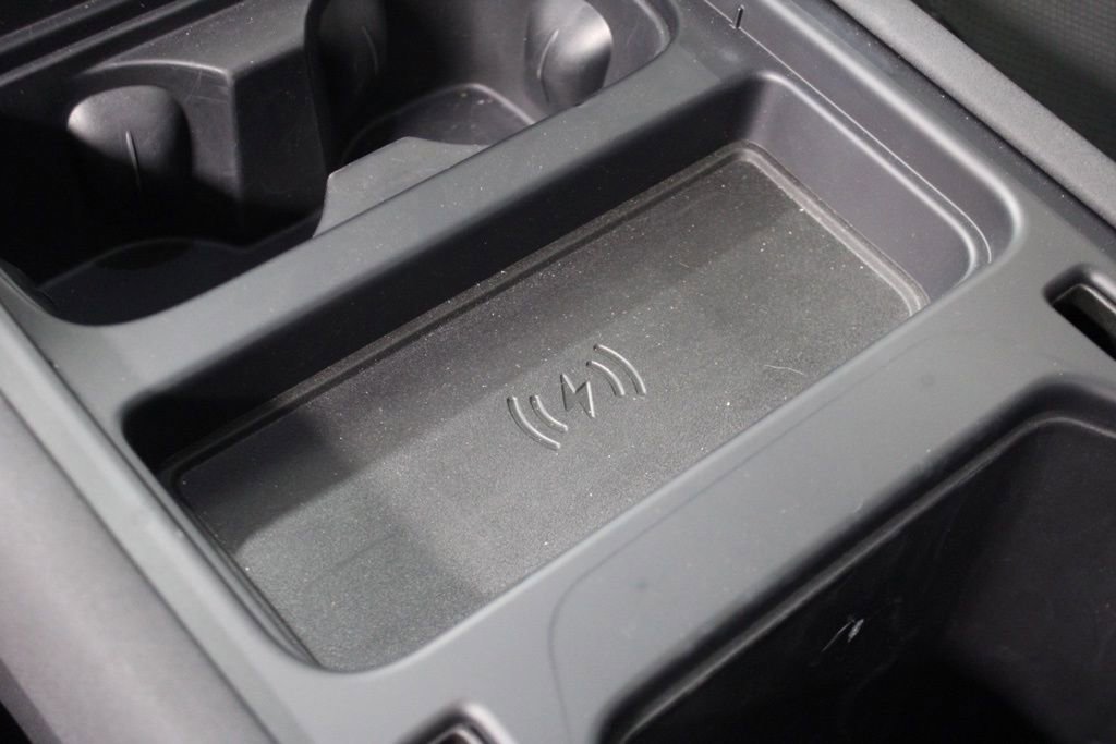 Used 2023 Land Rover Defender 130 SE image 25