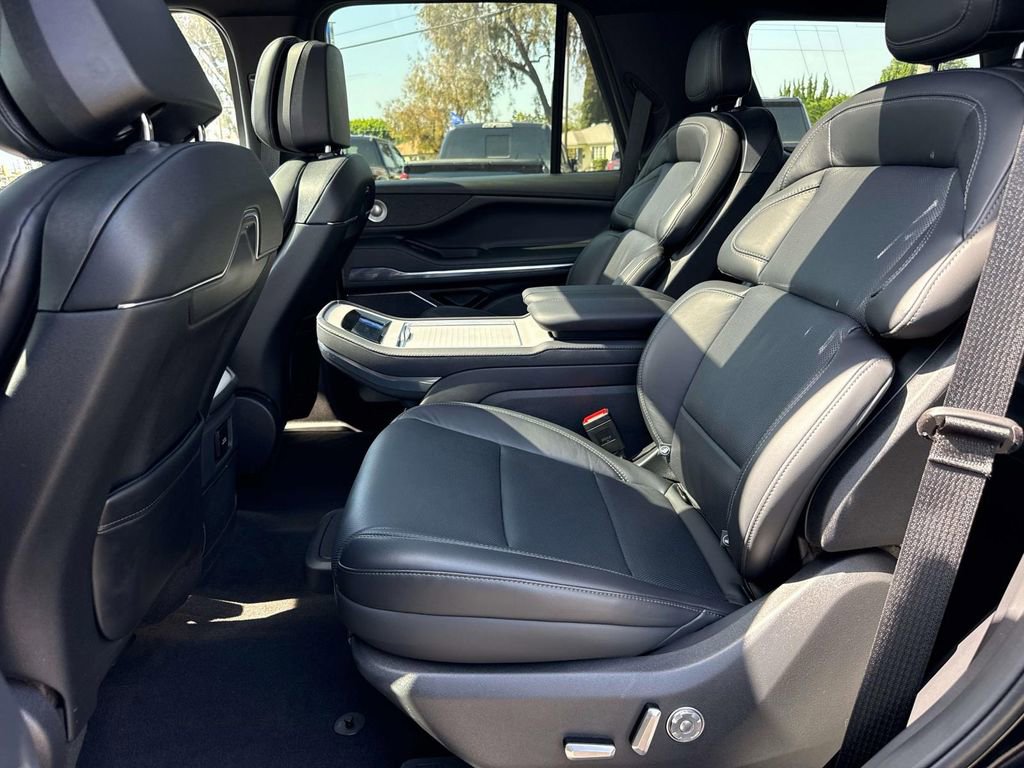 Used 2025 Lincoln Navigator Reserve w/ Jet Appearance Package image 12