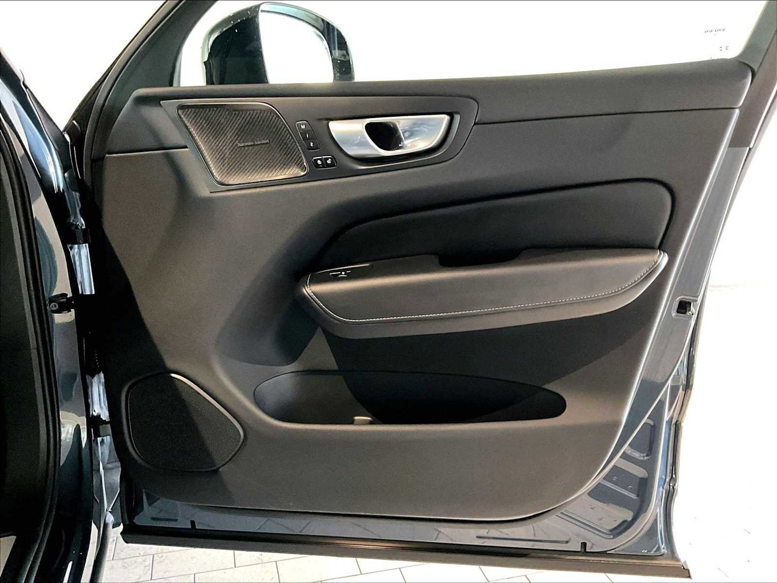 Used 2024 Volvo XC60 T8 Ultimate image 27