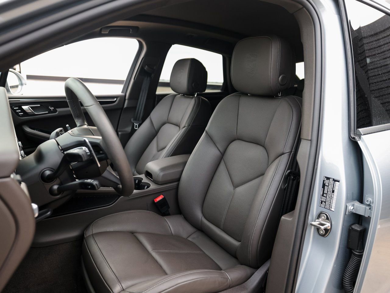 Certified 2025 Porsche Macan image 5