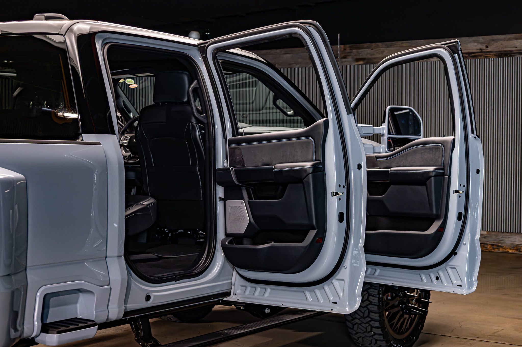 Used 2025 Ford F450 Platinum w/ FX4 Off-Road Package image 32