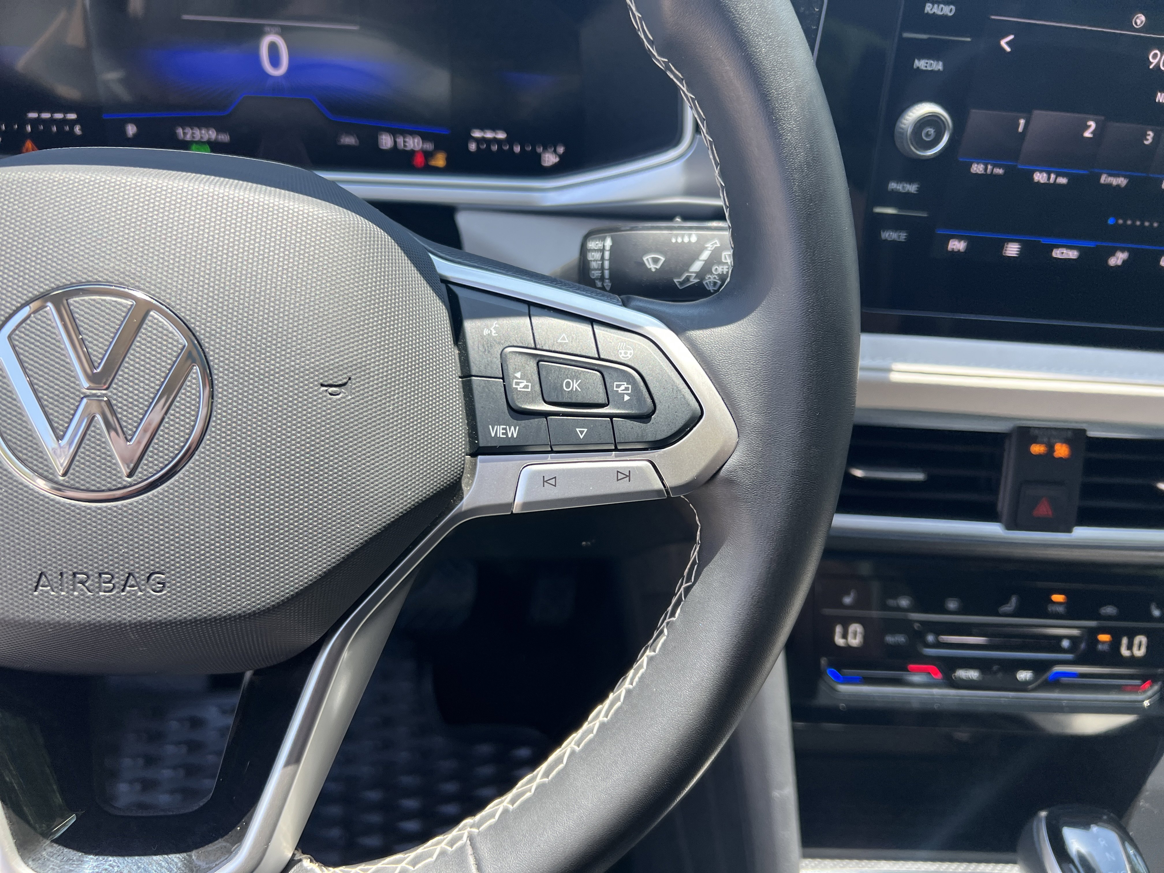 Used 2025 Volkswagen Taos SE w/ Panoramic Sunroof Package FWD image 18