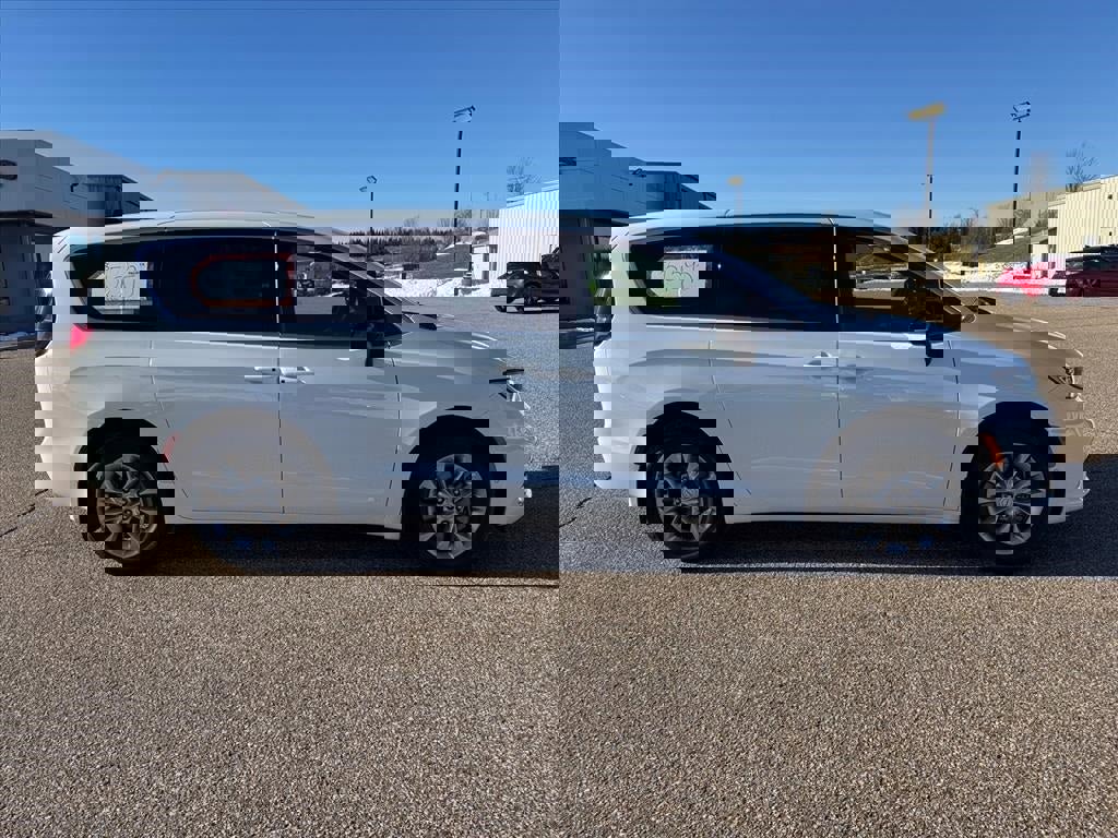 New 2026 Chrysler Pacifica Limited w/ Trailer Tow Group image 2