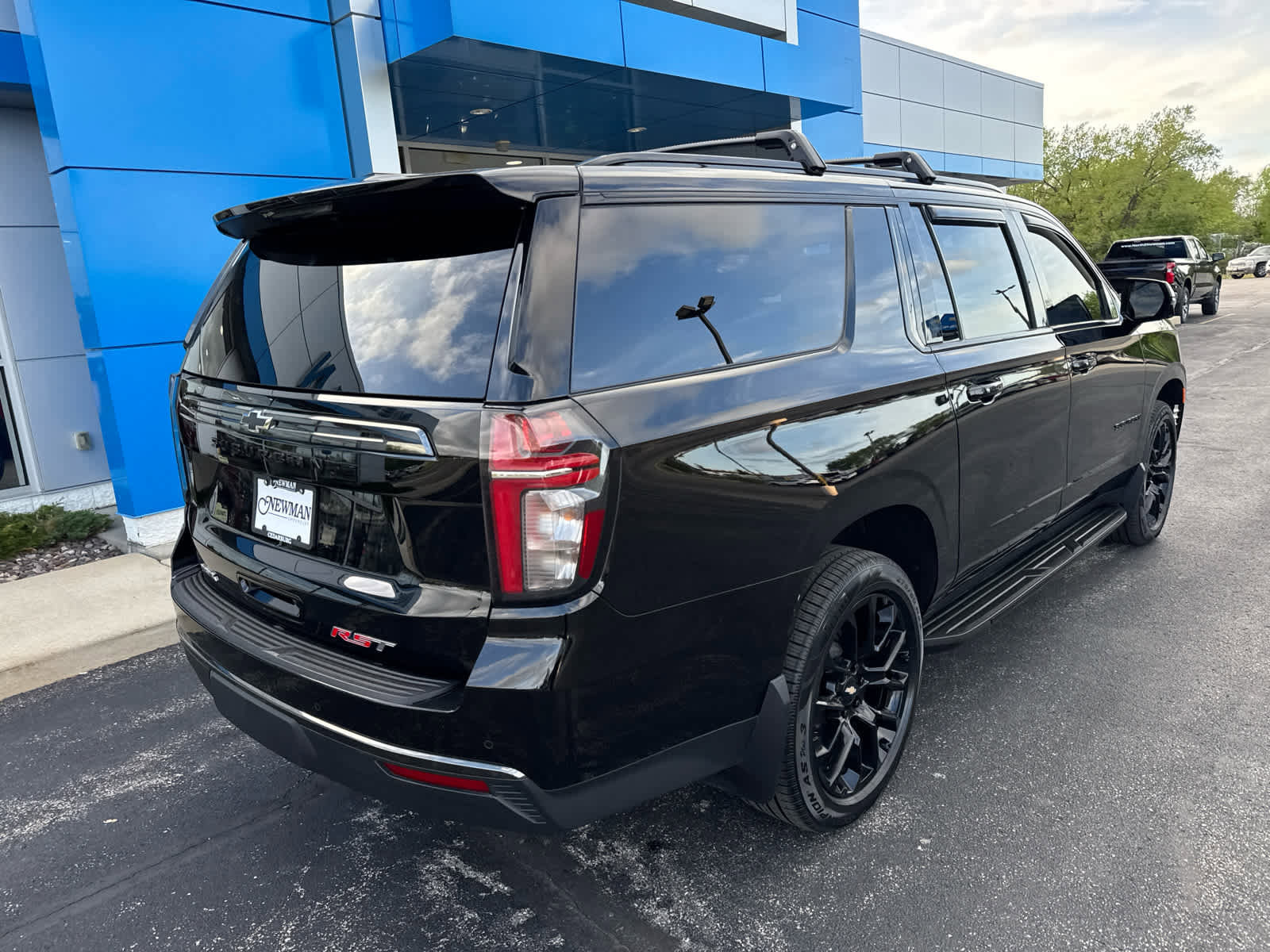 Used 2022 Chevrolet Suburban RST w/ Luxury Package AWD/4WD image 8