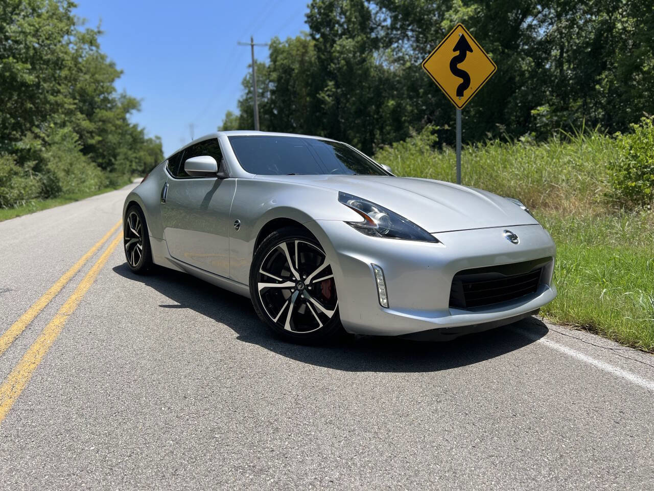 Used 2018 Nissan 370Z Coupe RWD image 2