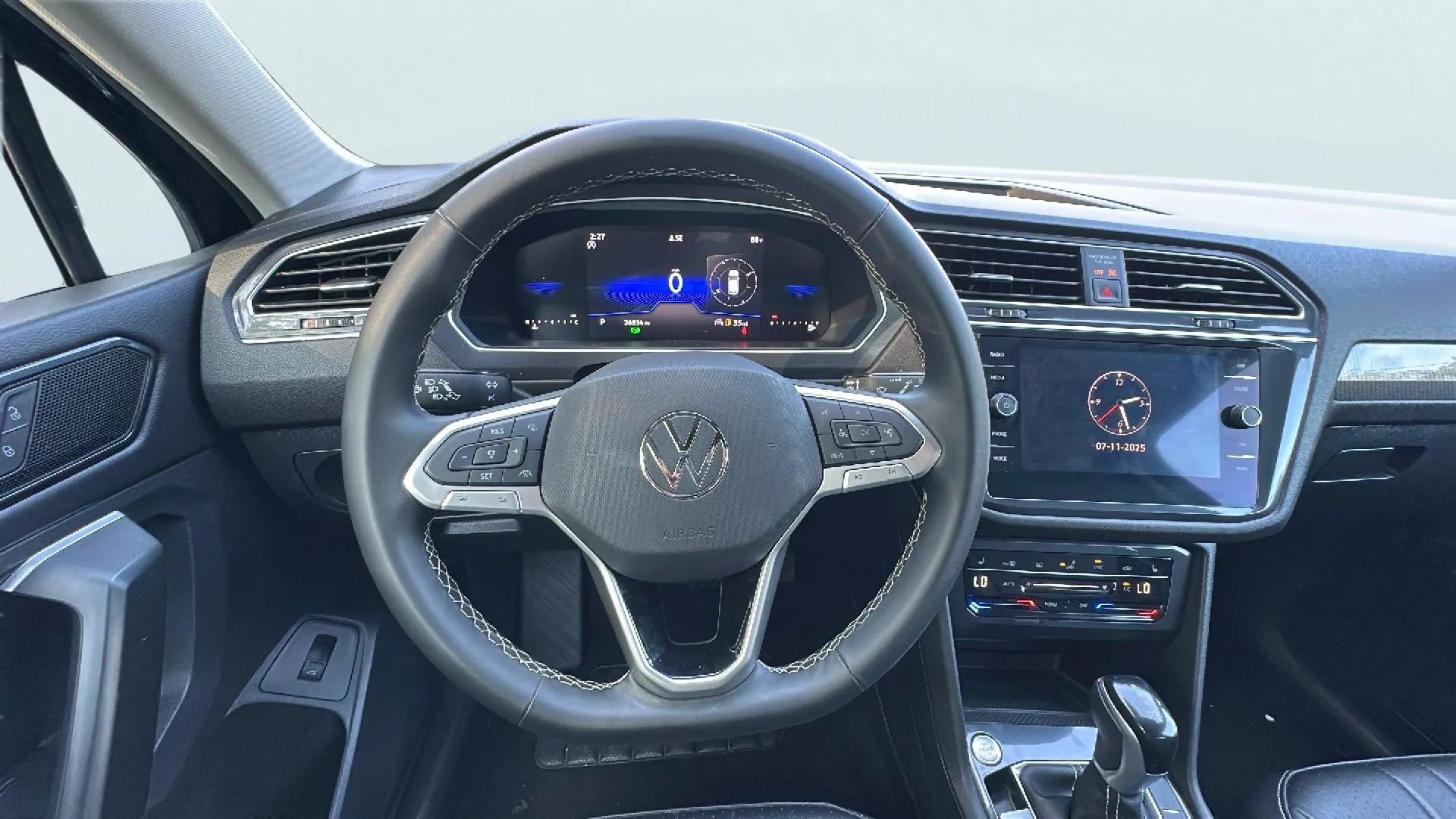 Used 2024 Volkswagen Tiguan SE image 10