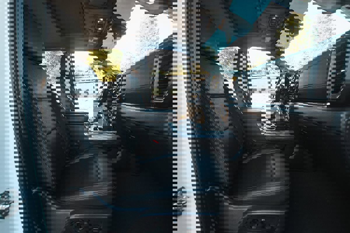 Used 2024 Chevrolet Silverado 2500 LTZ w/ LTZ Convenience Package image 16