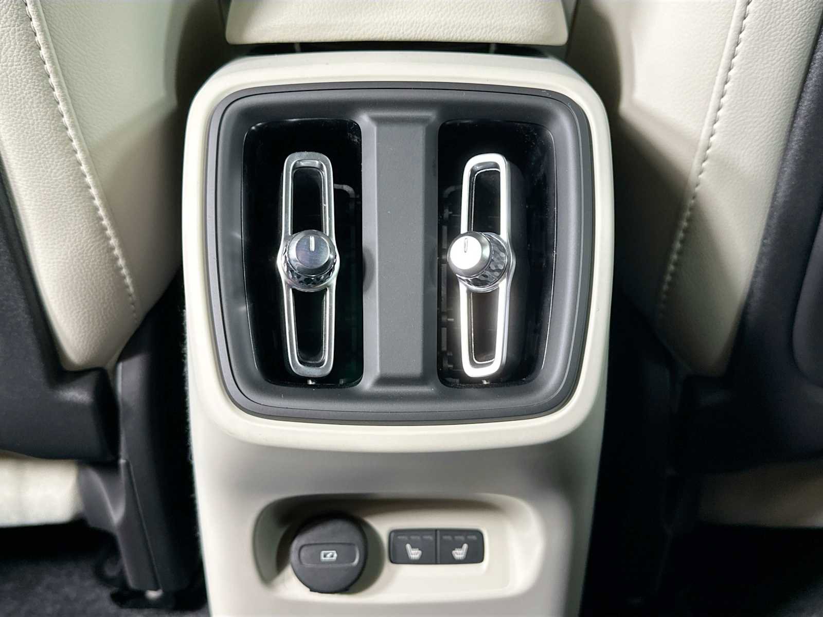 New 2026 Volvo XC40 B5 Ultra w/ Climate Package image 24