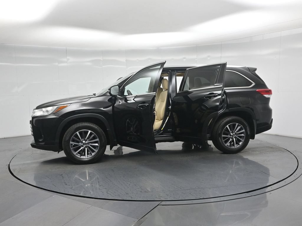 Used 2018 Toyota Highlander XLE AWD/4WD image 38