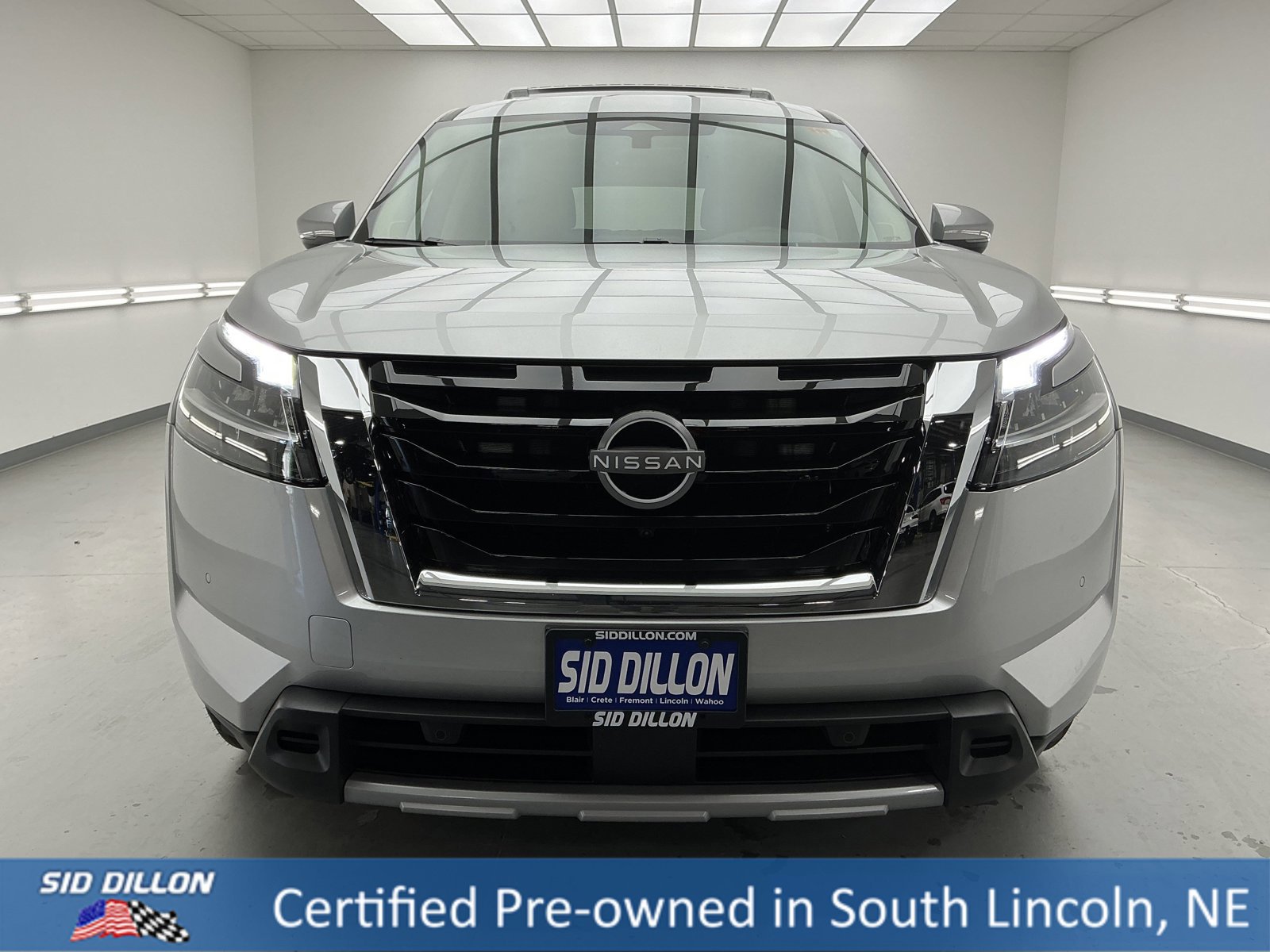 Used 2024 Nissan Pathfinder Platinum image 2