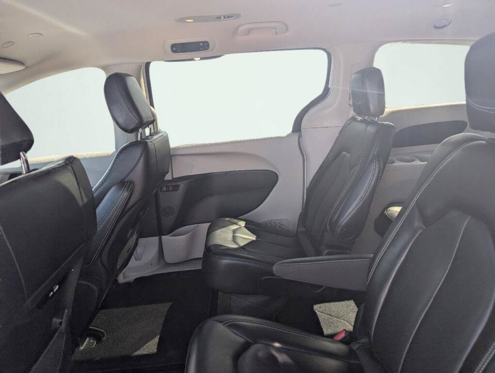 Used 2023 Chrysler Pacifica Touring-L FWD image 15
