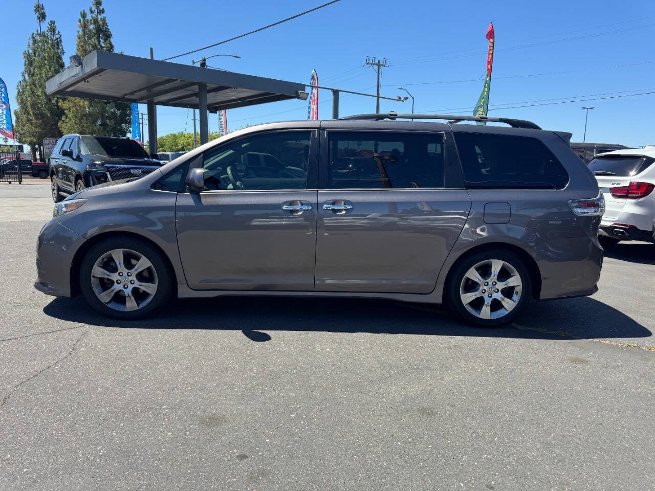Used 2014 Toyota Sienna SE FWD image 9