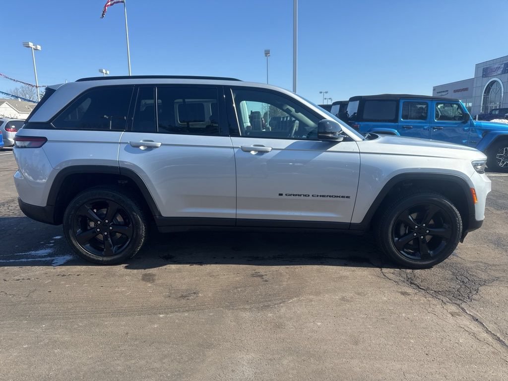 Used 2024 Jeep Grand Cherokee Altitude AWD/4WD image 8