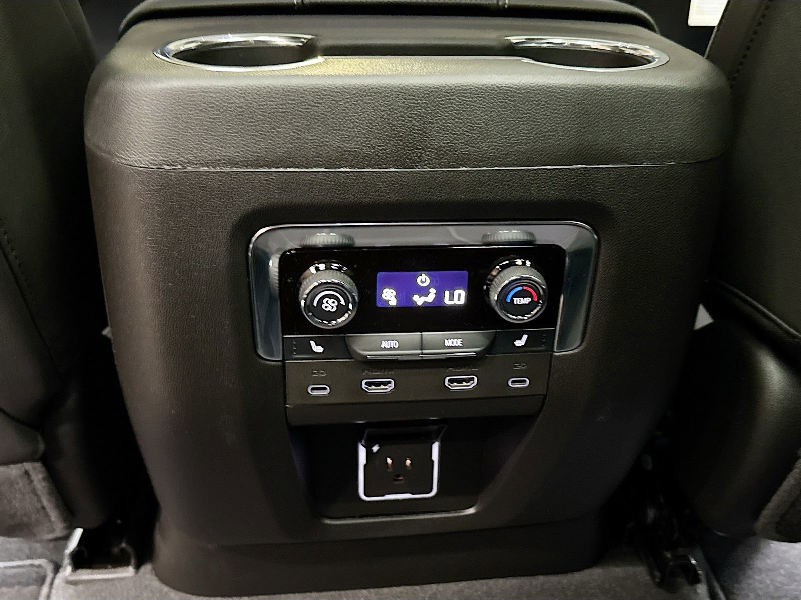 New 2026 Chevrolet Suburban Premier image 33