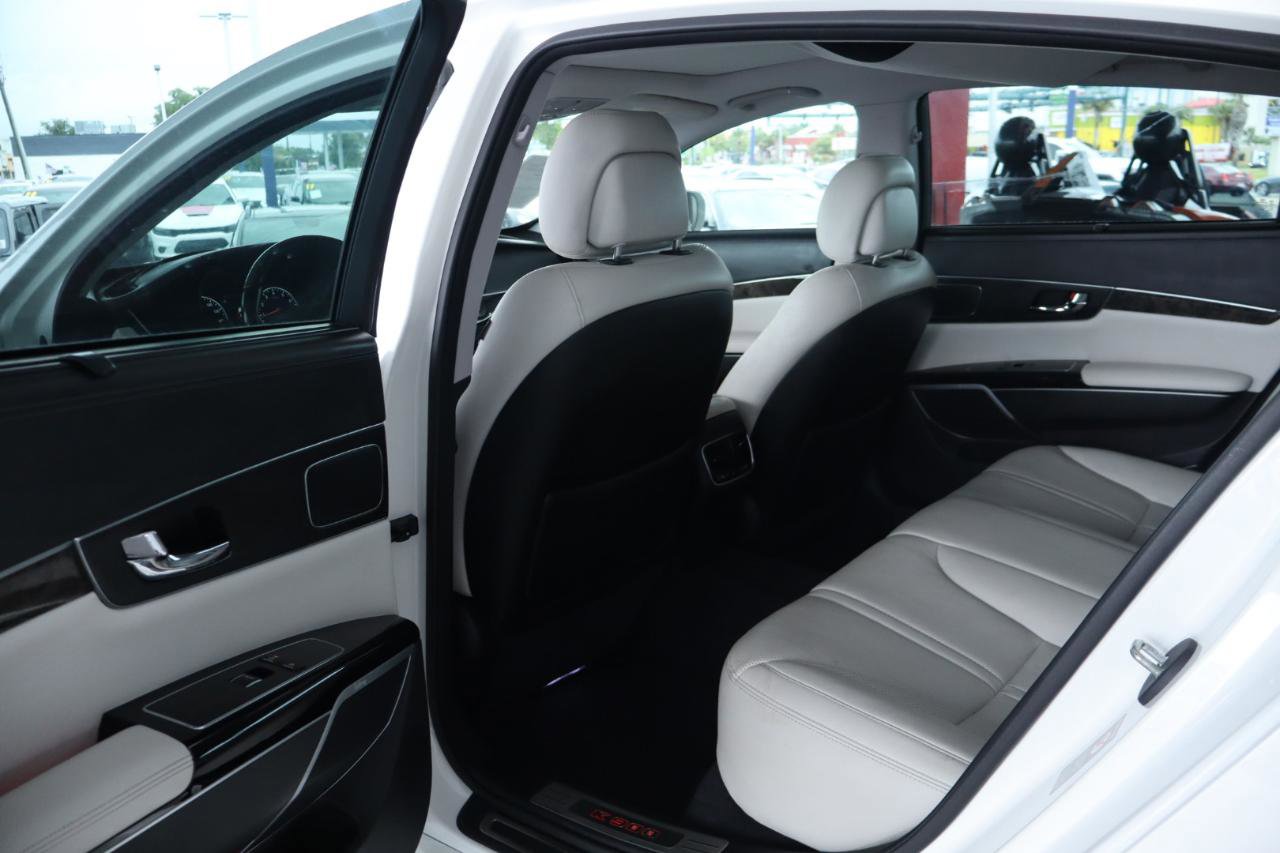 Used 2016 Kia K900 Luxury image 30