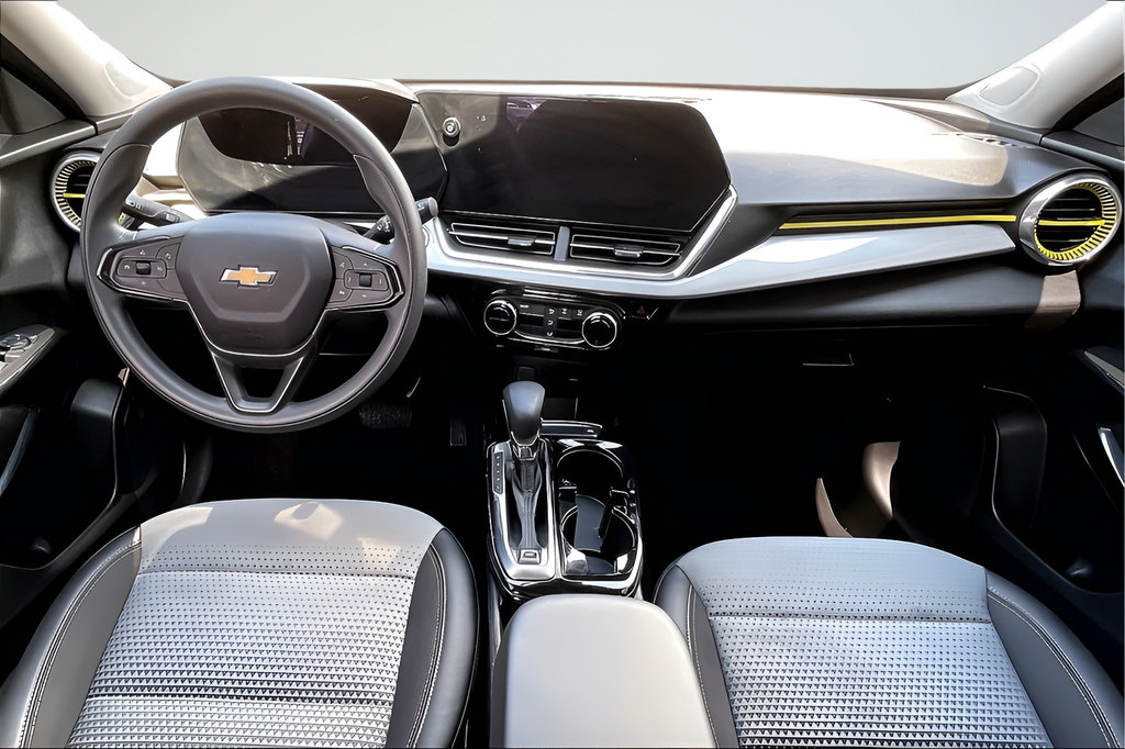 Used 2025 Chevrolet Trax LT FWD image 7