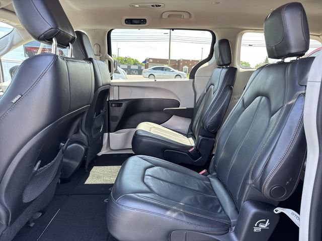 Used 2018 Chrysler Pacifica Touring-L FWD image 9