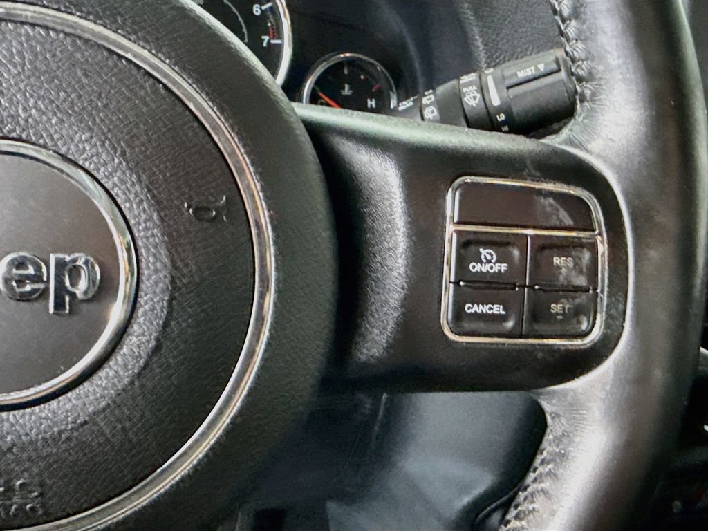 Used 2017 Jeep Wrangler Unlimited Sahara w/ Connectivity Group AWD/4WD image 12