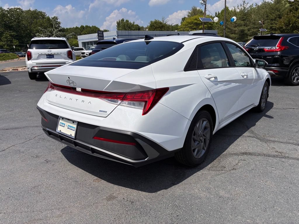 Used 2025 Hyundai Elantra Hybrid FWD image 7